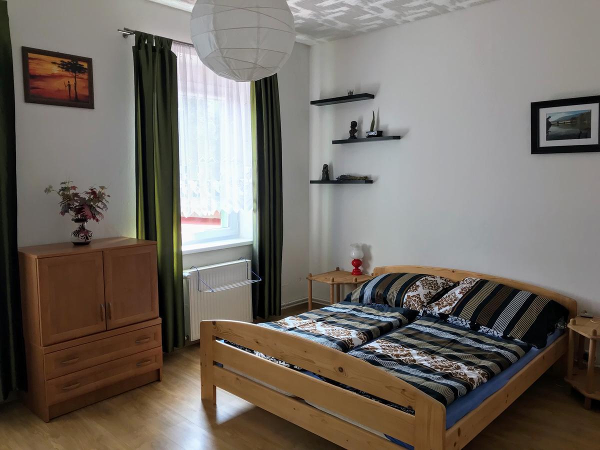 Ubytovani Janina Apartment Броумов Екстериор снимка